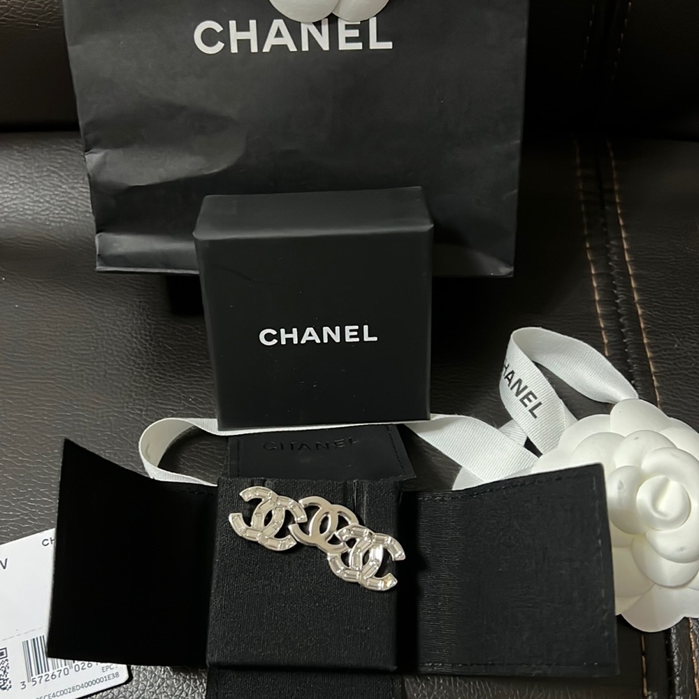 X SOLD OUT X Chanel earrings silver and crystal cc stud authentic and brand new